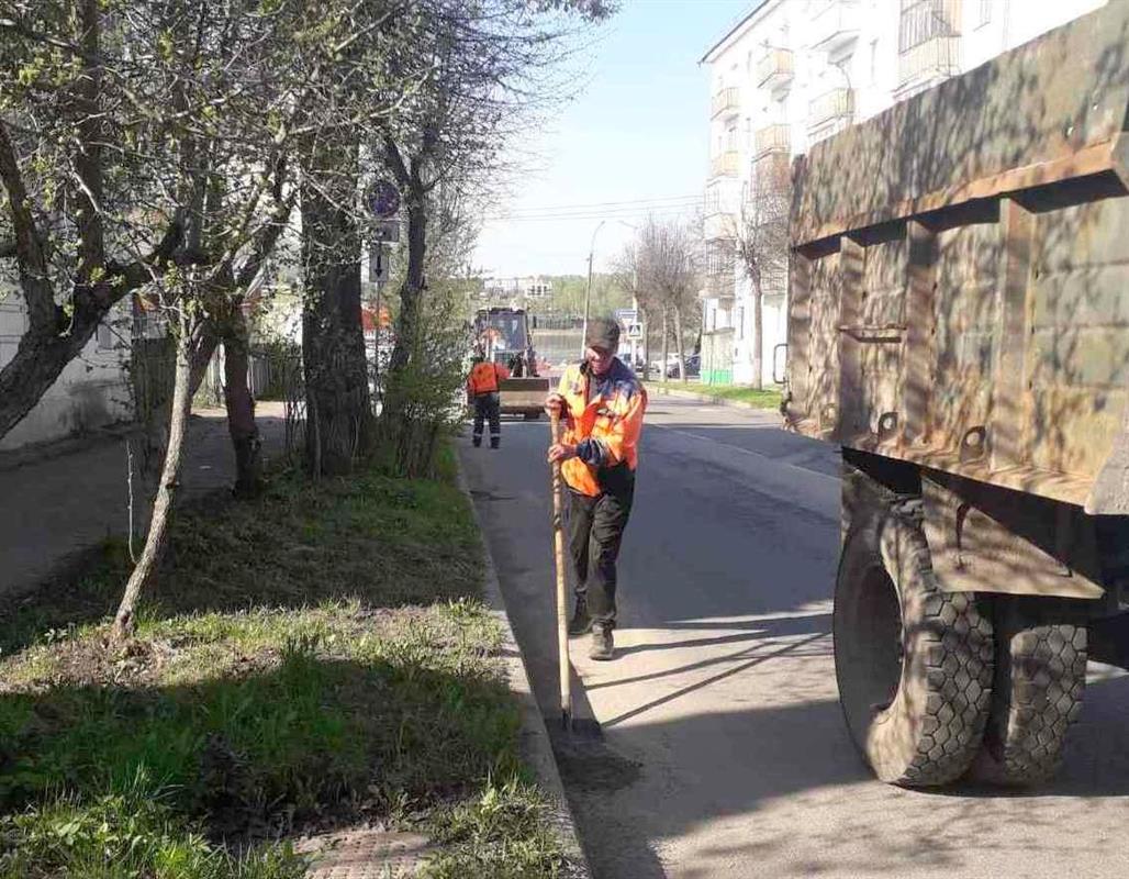 Более 150 рабочих занимаются уборкой костромских улиц
