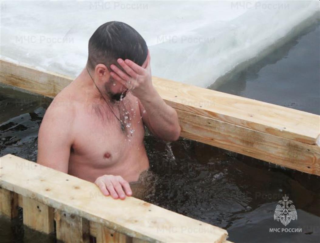 Костромичей призывают строго соблюдать правила безопасности во время крещенских купаний
