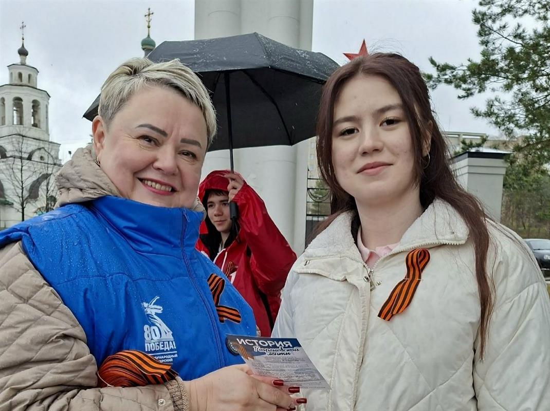 «Символ Победы»: волонтёры вручают костромичам георгиевские ленты