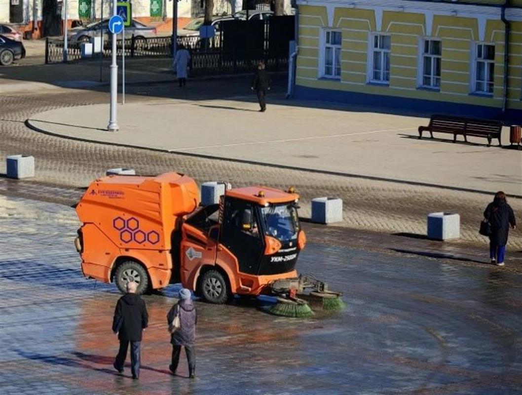 Главные городские магистрали отмывают после зимы в Костроме 