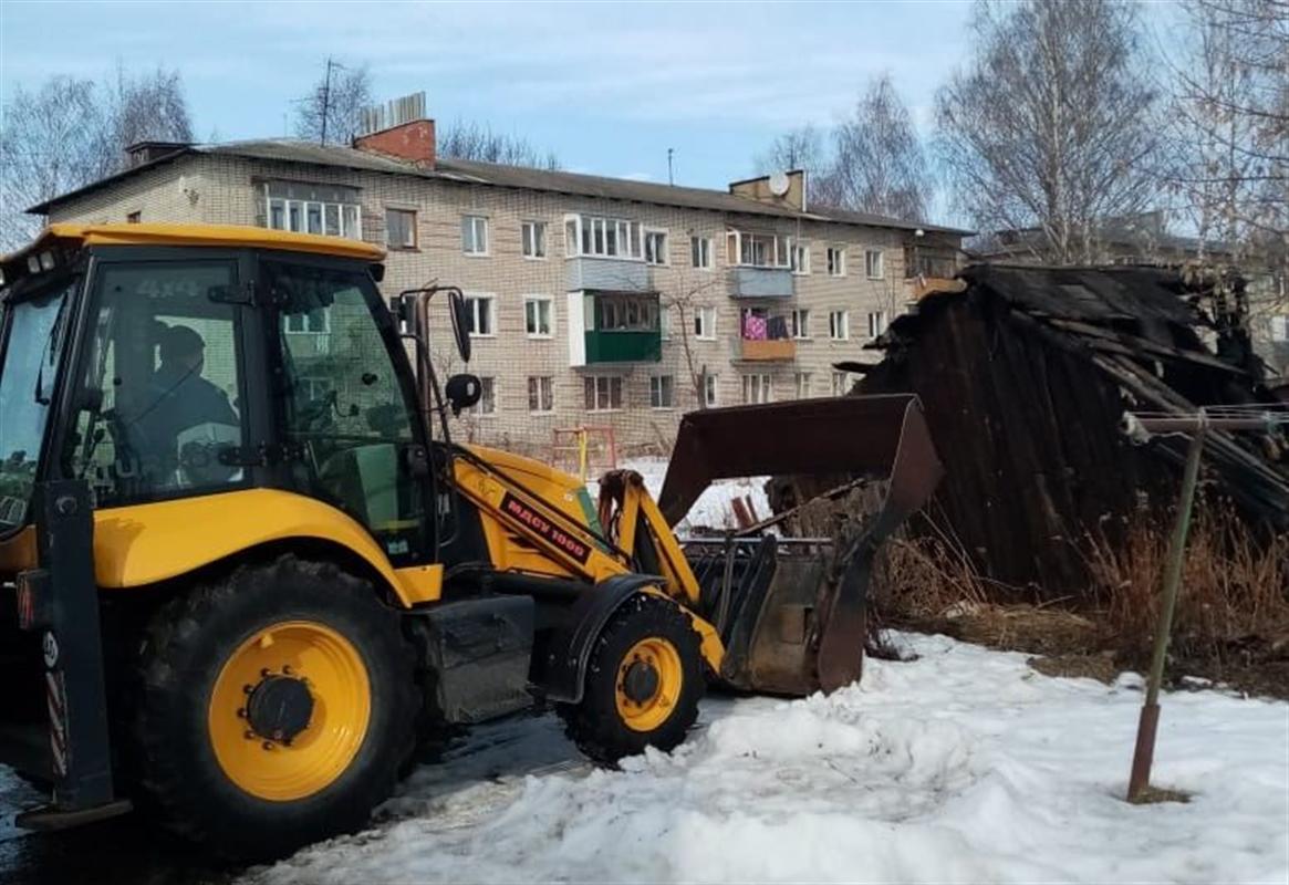 Опасно покосившийся сарай на одной из костромских улиц разобрали
