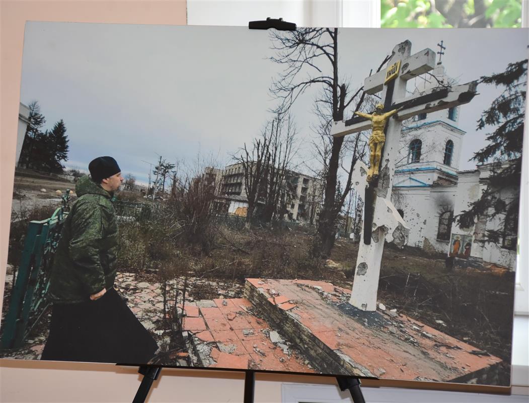 «Сила веры»: в Костроме открылась выставка уникальных фотографий из зоны СВО