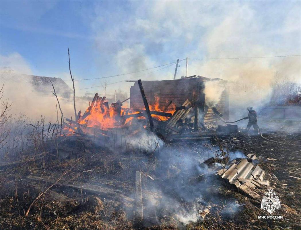 В Костромской области при пожаре в частном доме погибли три человека 
