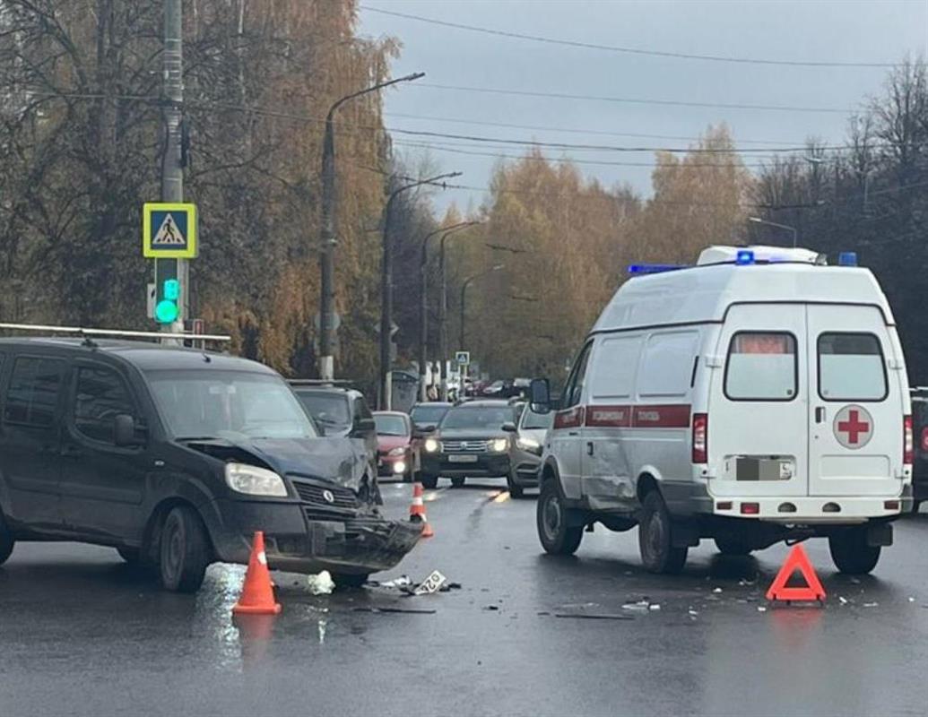 В ДТП со «Скорой помощью» на перекрёстке в Костроме пострадал ребёнок