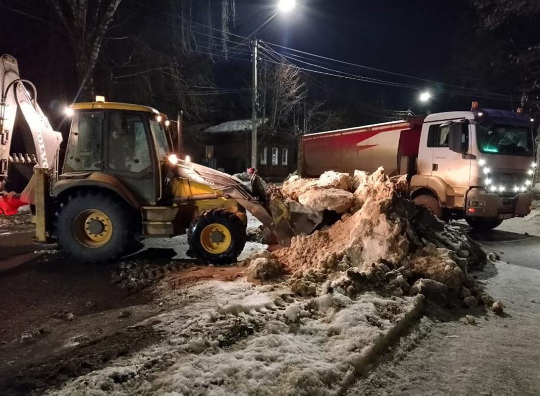 Дорожники продолжают расчищать улицы Костромы после снегопадов