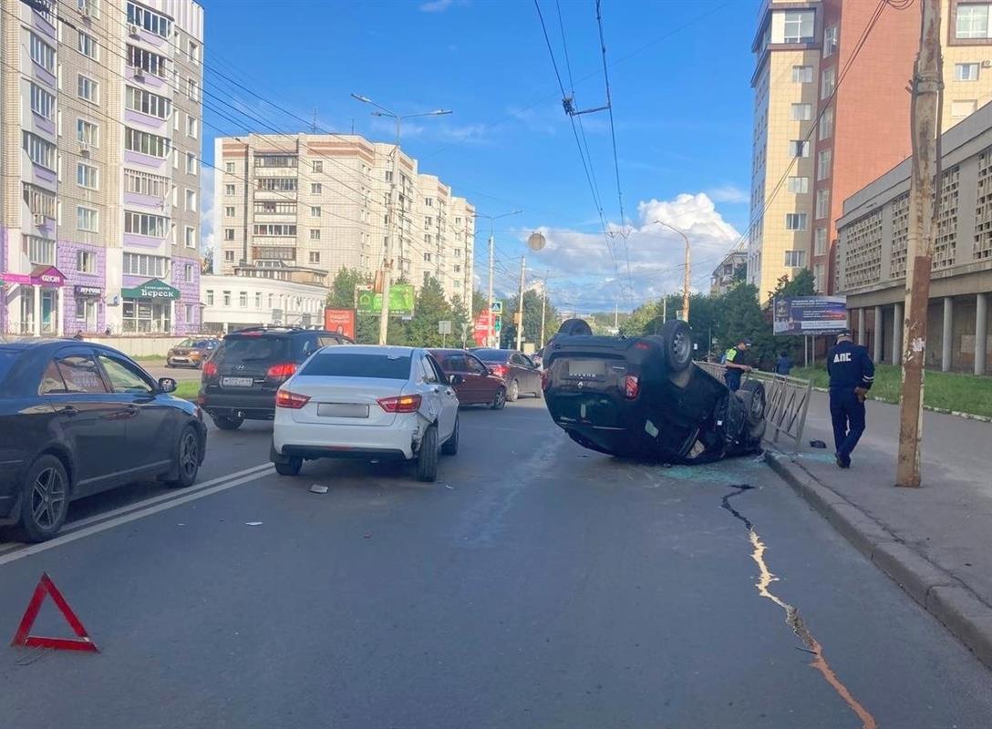 Иномарка перевернулась на главной улице Костромы, водитель госпитализирован