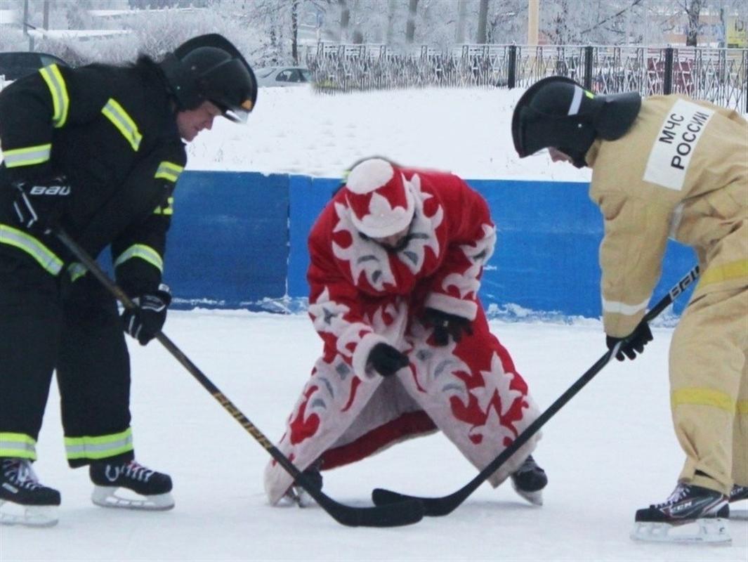 «Лед» победил «Пламя»: в Костроме спасатели сыграли в хоккей