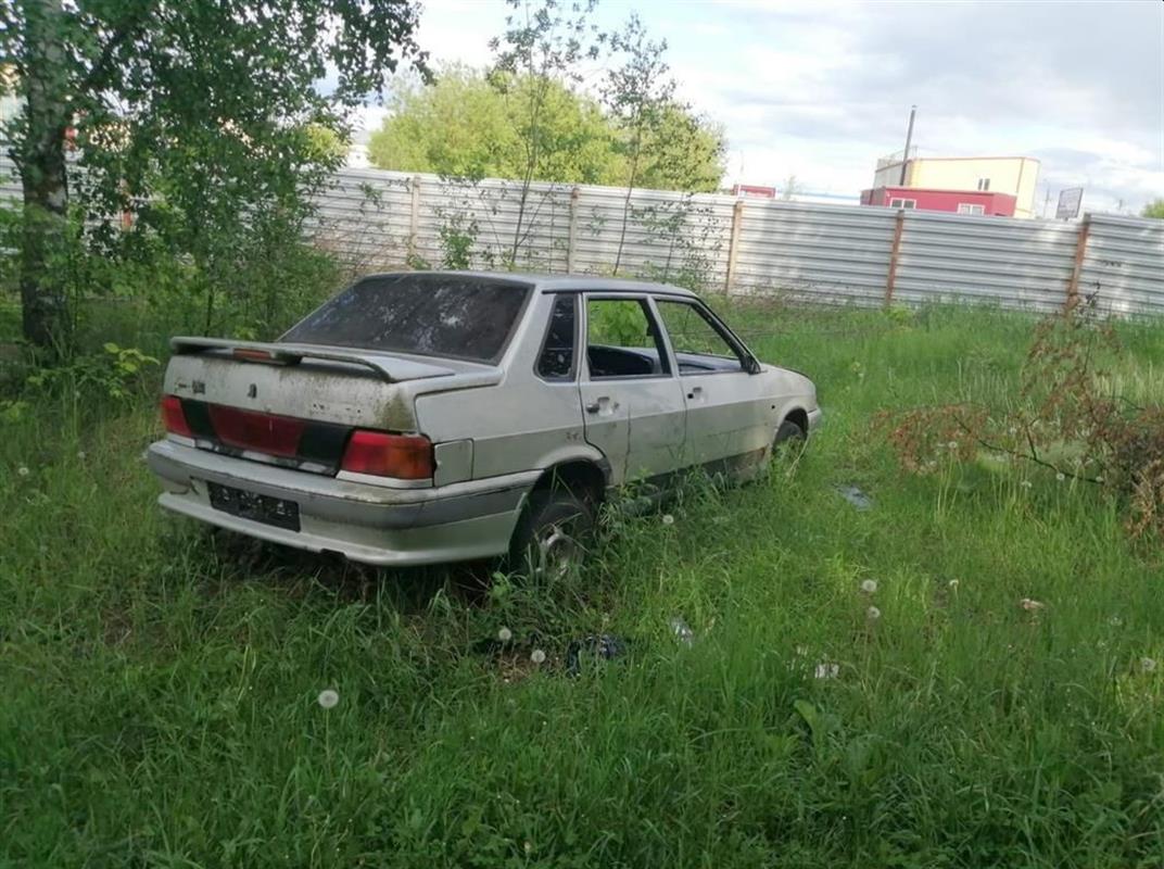 Брошенные жителями полуразвалившиеся авто убирают с улиц Костромы
