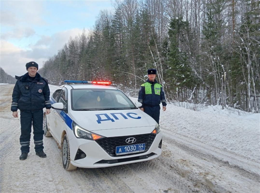 Костромские автоинспекторы помогают водителям, попавшим в сложную ситуацию на дороге
