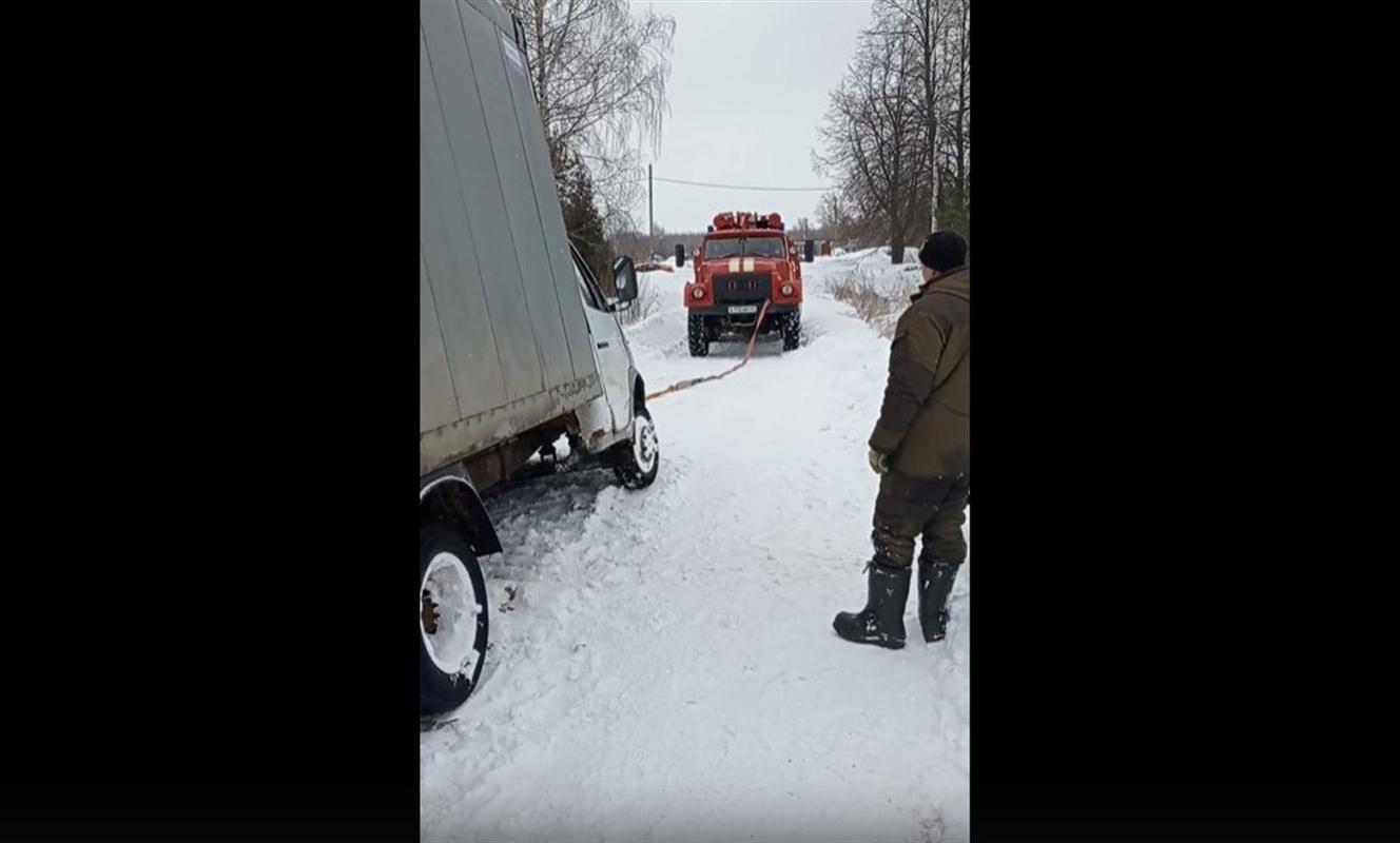 Под Костромой пожарные вытащили три машины, съехавшие в кювет
