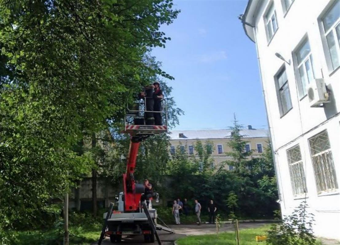 Городские службы продолжают устранять последствия непогоды в Костроме