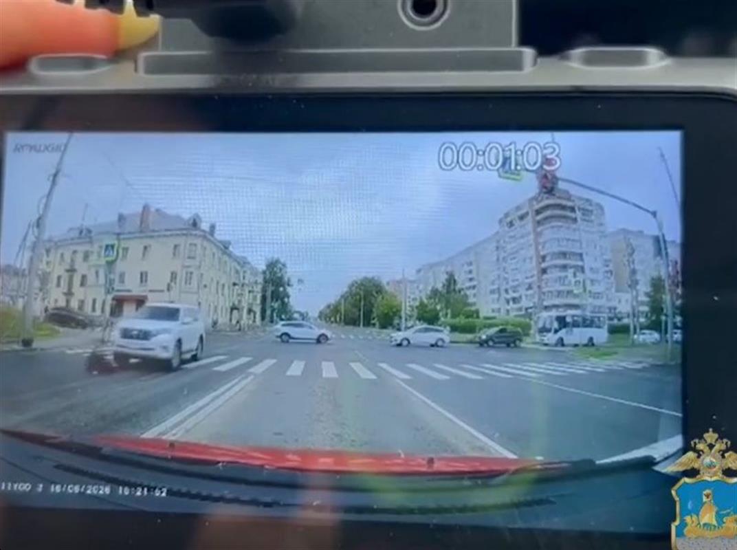 В Костроме на пешеходном переходе 16-летняя девушка оказалась по колёсами иномарки