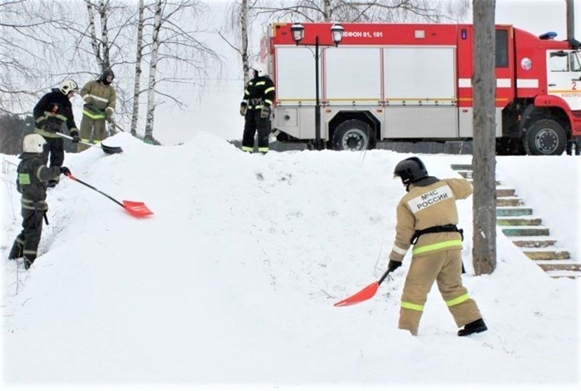 Костромские пожарные сделали безопасную снежную горку для детей 