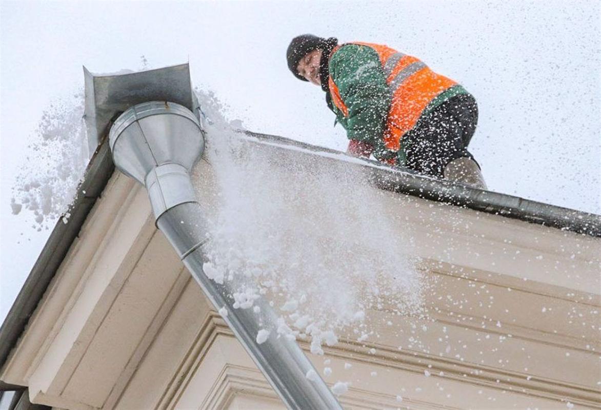 В Костроме активизируют уборку снега и наледи с крыш 

