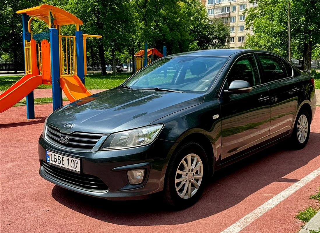 «Народный инспектор» защищает детские площадки в Костроме от парковки автомобилей
