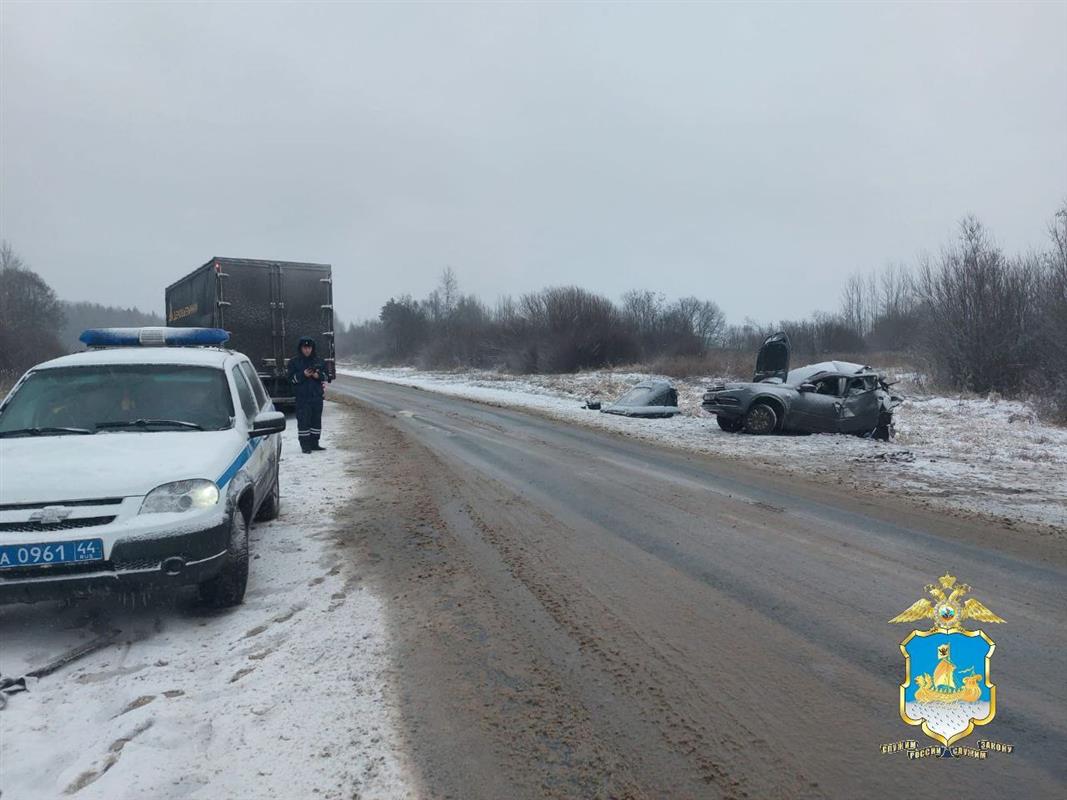 В ДТП на костромской трассе погиб водитель легкового автомобиля