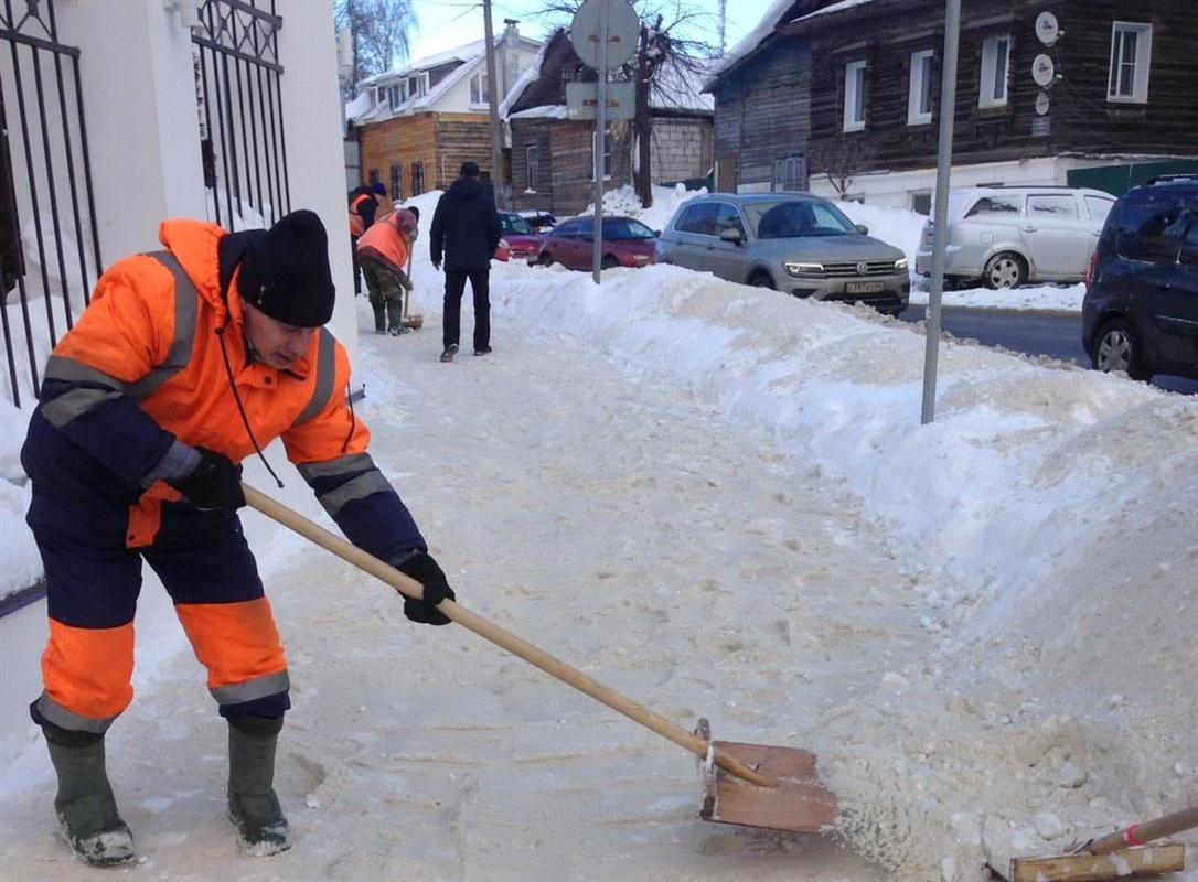 Костромские дорожники в выходные чистили тротуары от снега и наледи 
