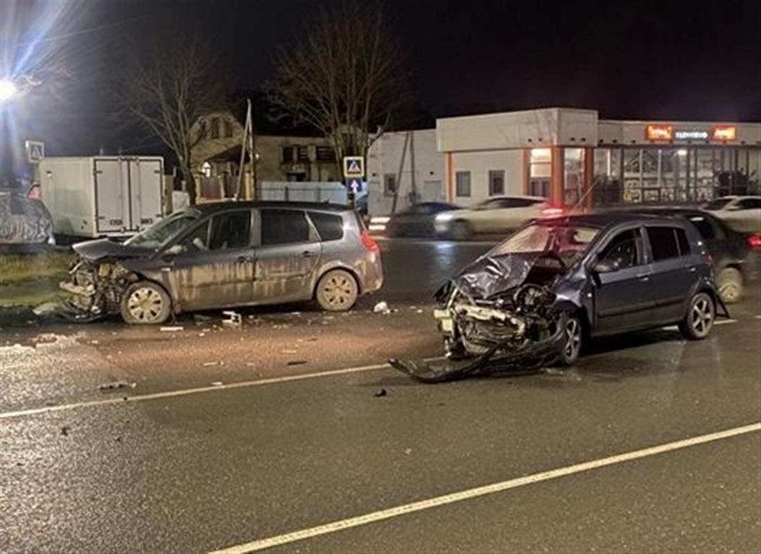 Две иномарки не смогли разъехаться и столкнулись на перекрёстке в Костроме 