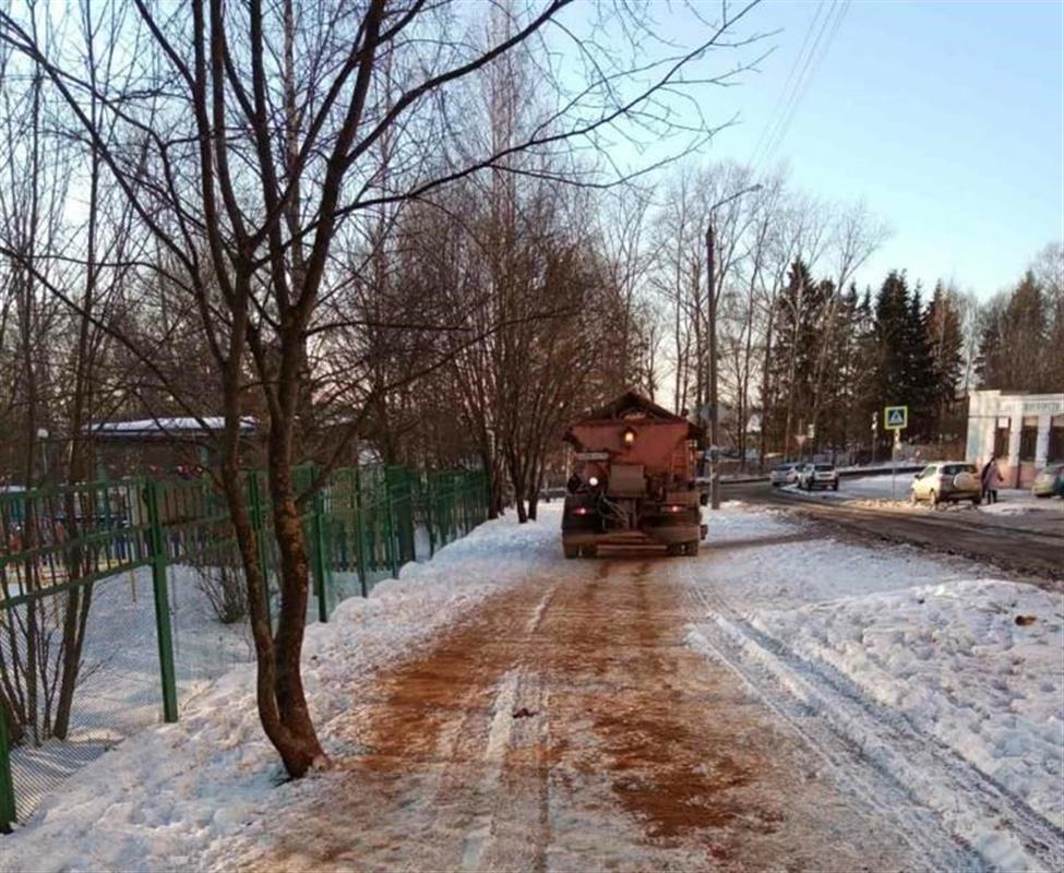 Костромские дороги чистят от снега и обрабатывают от наледи