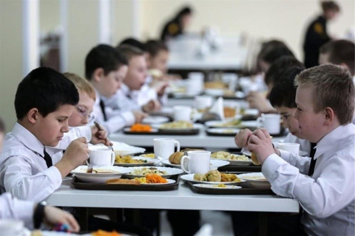 Учеников начальных классов будут кормить горячими обедами бесплатно
