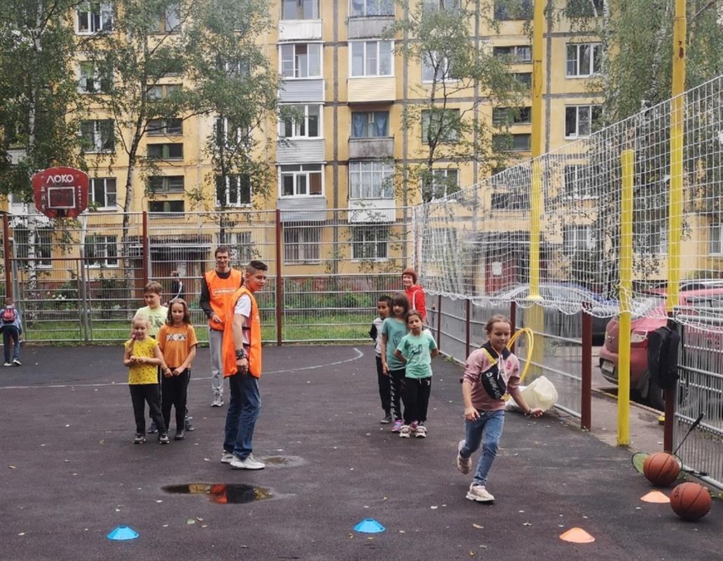 Летом волонтёры организовали досуговые площадки во дворах для 150 юных костромичей
