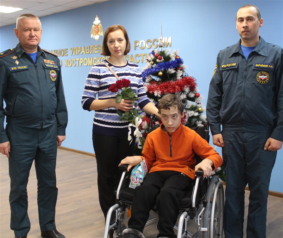 «Ёлка желаний»: юный костромич получил жизненно важный подарок от МЧС