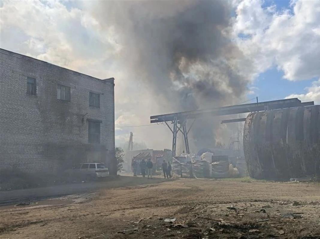 Пожарные потушили загоревшееся вторсырье на улице Дёминской в Костроме 