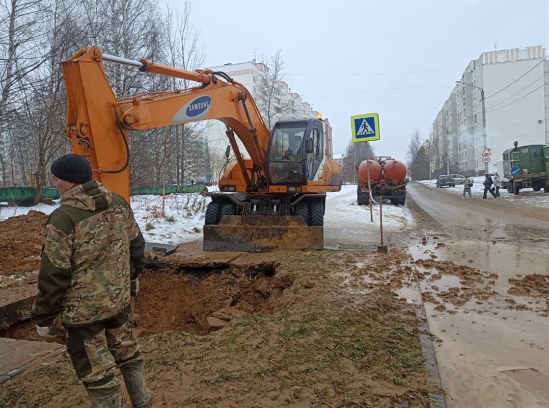 Бригады «Костромагорводоканала» устраняют повреждение водовода на улице Суслова
