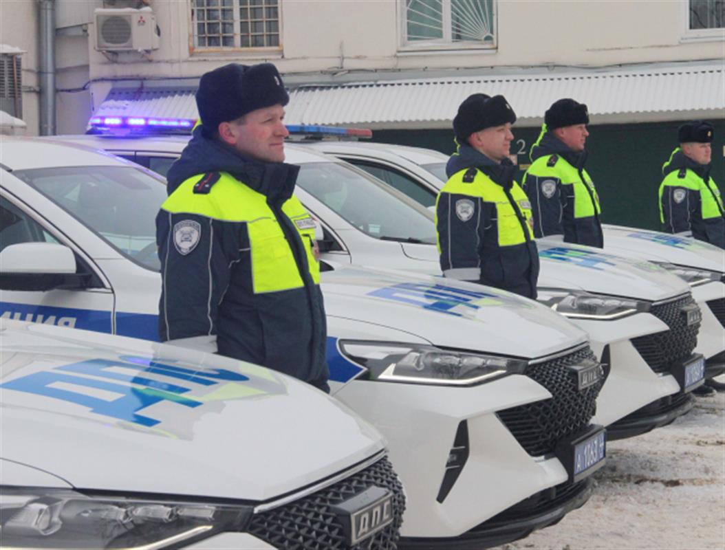 Костромские госавтоинспекторы получили ключи от новых патрульных автомобилей