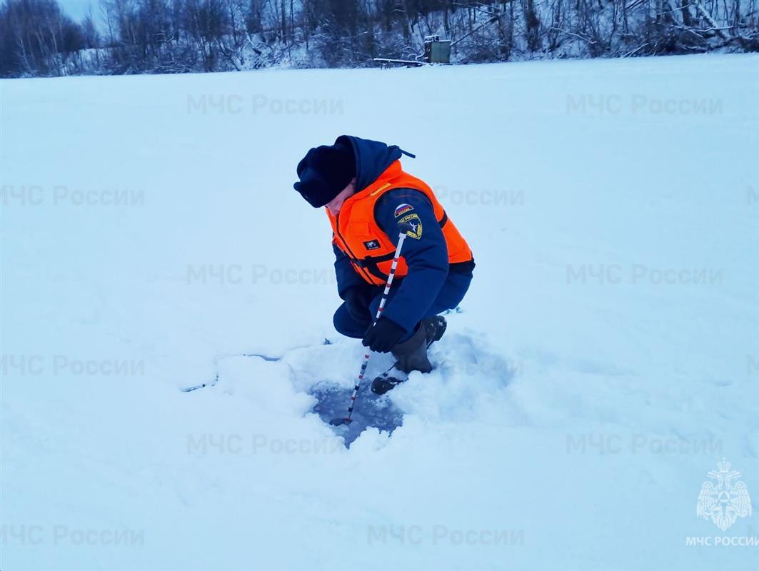 Сотрудники МЧС оценили ледовую обстановку на костромских водоёмах
