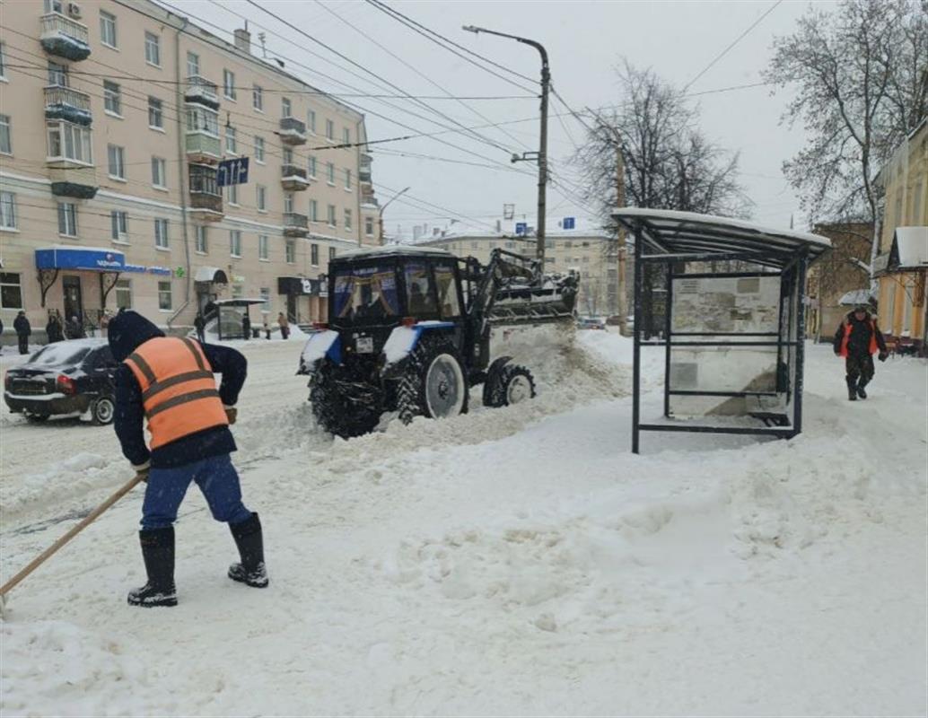 В Костроме дорожные службы круглосуточно устраняют последствия снегопада 