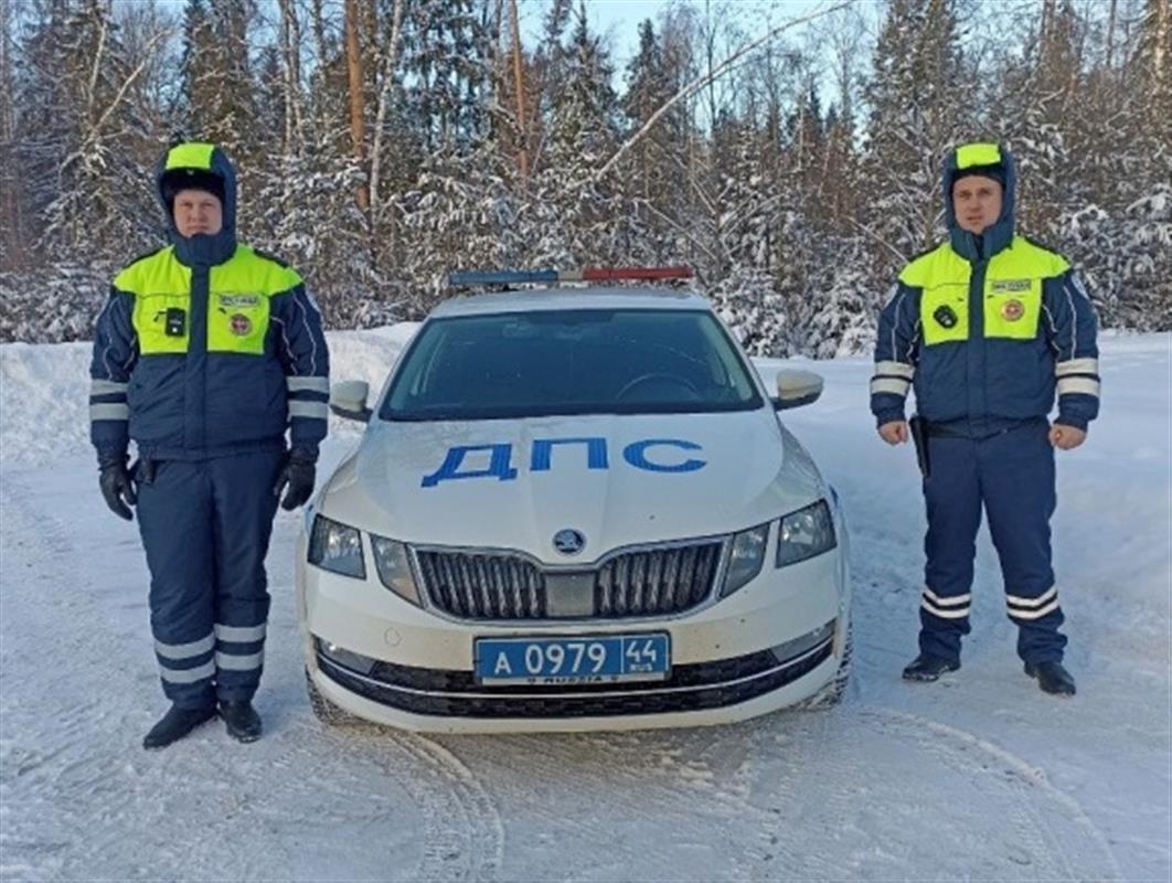 Автополицейские помогли семье в заглохшем автомобиле на костромской трассе 