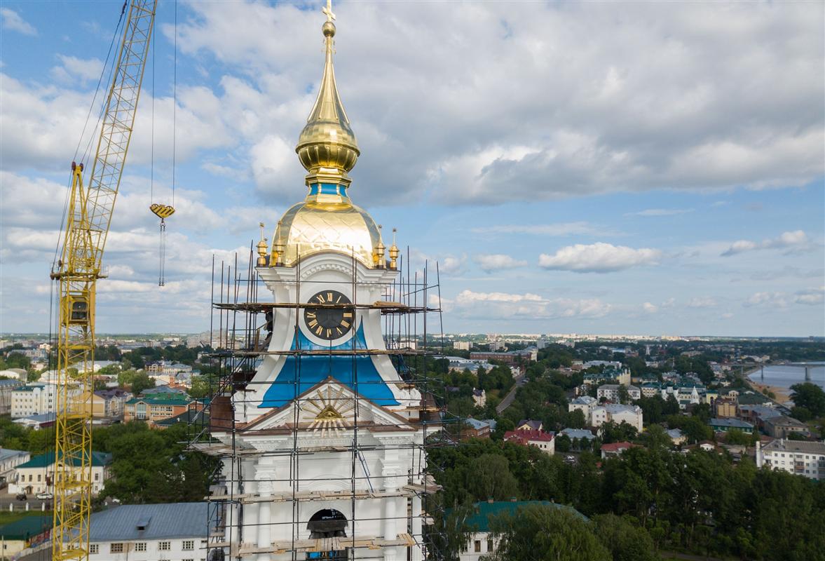 На колокольне Костромского кремля установили циферблаты и колокола для часов