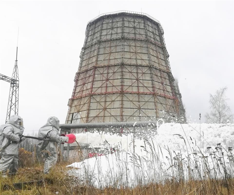В Костроме пожарные провели пенную атаку на здание ТЭЦ-2