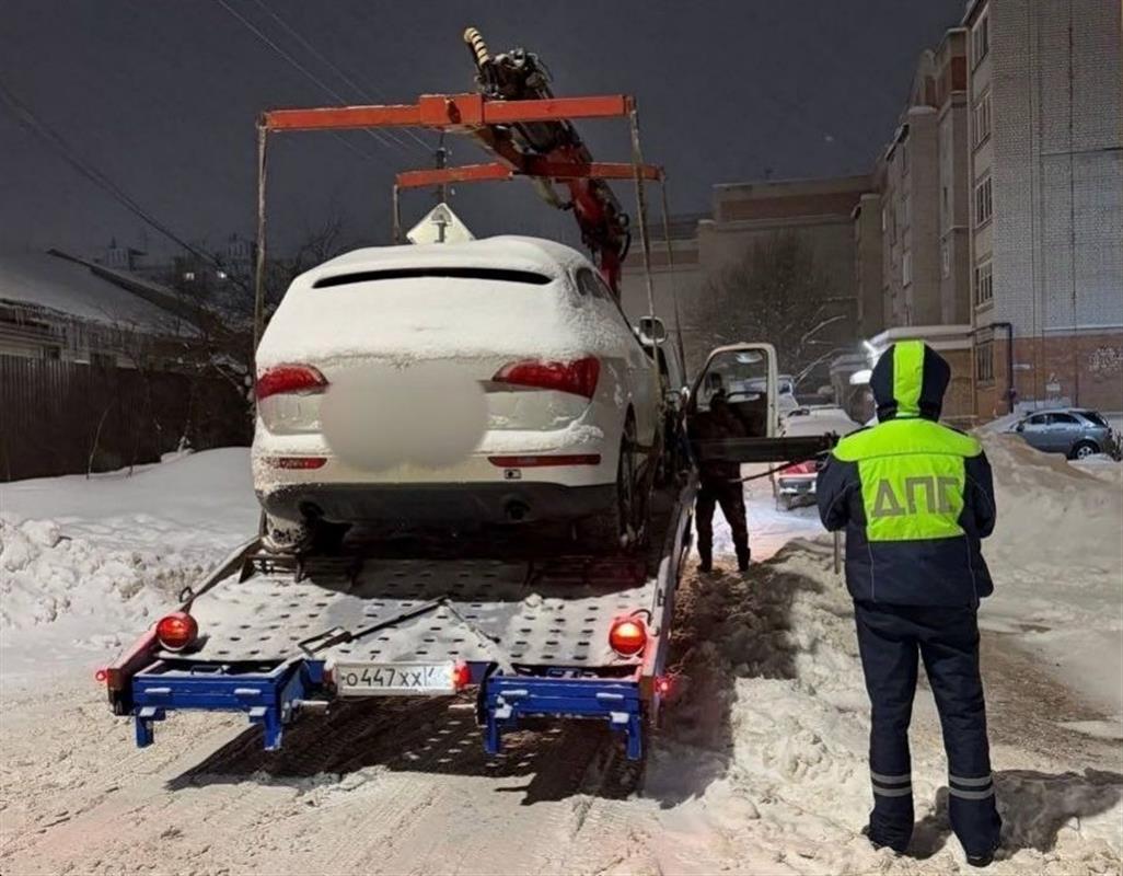 В Костроме эвакуировали припаркованное с грубым нарушением авто 