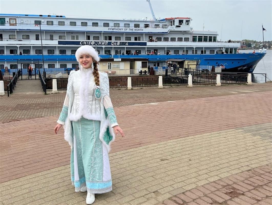 В Костроме встретили первый в этом году туристический теплоход 