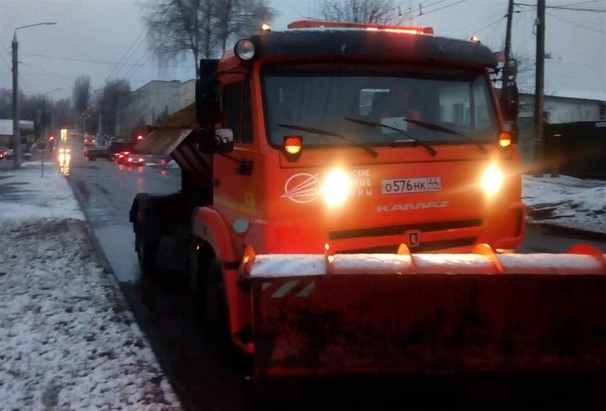 С началом снегопада в Костроме дорожники вышли на борьбу с наледью