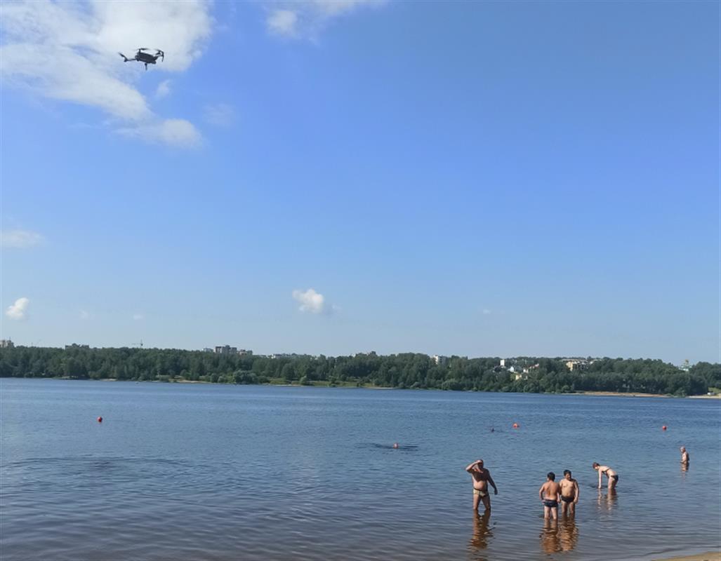Отдыхающих на костромских пляжах с квадрокоптера обучают противостоять мошенникам