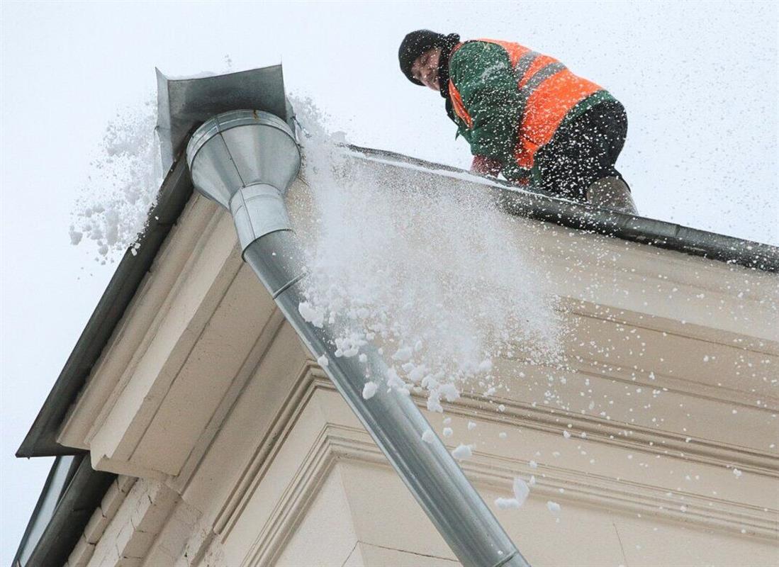 В Костроме уборка снега с крыш домов и зданий взята под жёсткий контроль