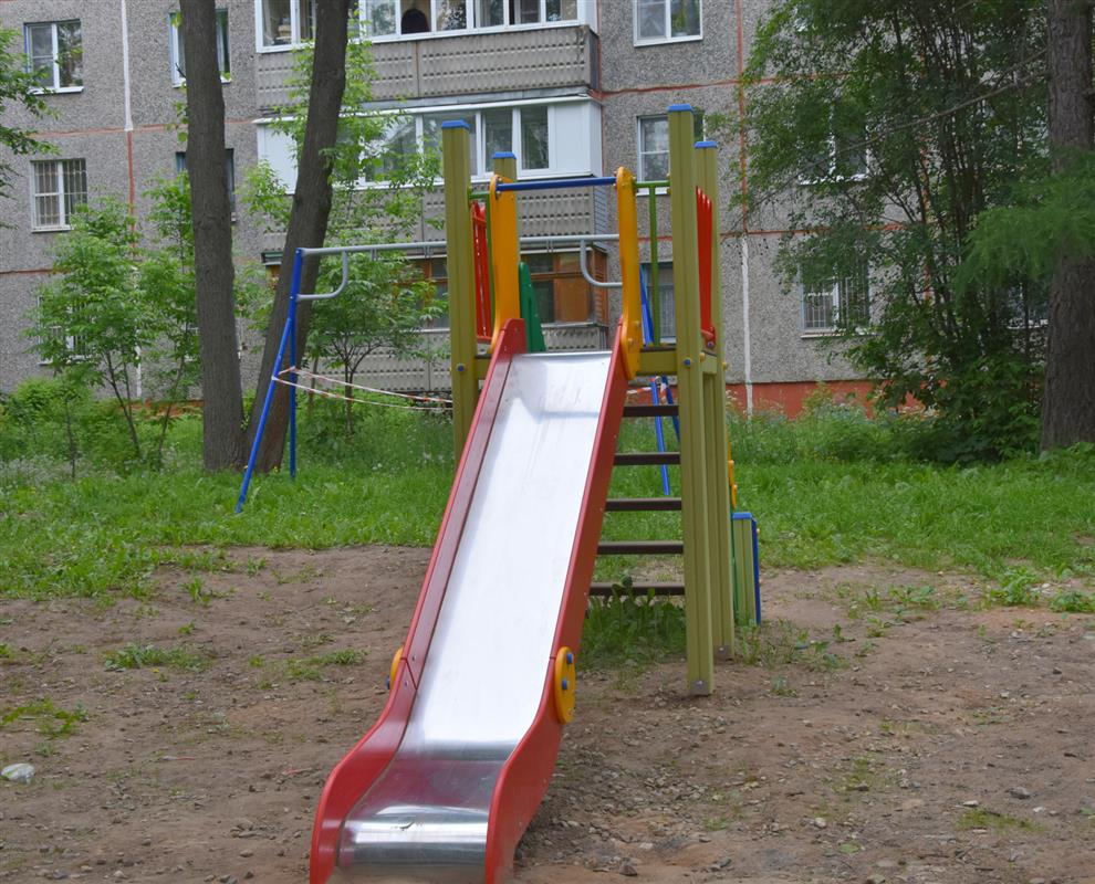 В костромских дворах приводят в порядок детские и спортивные площадки
