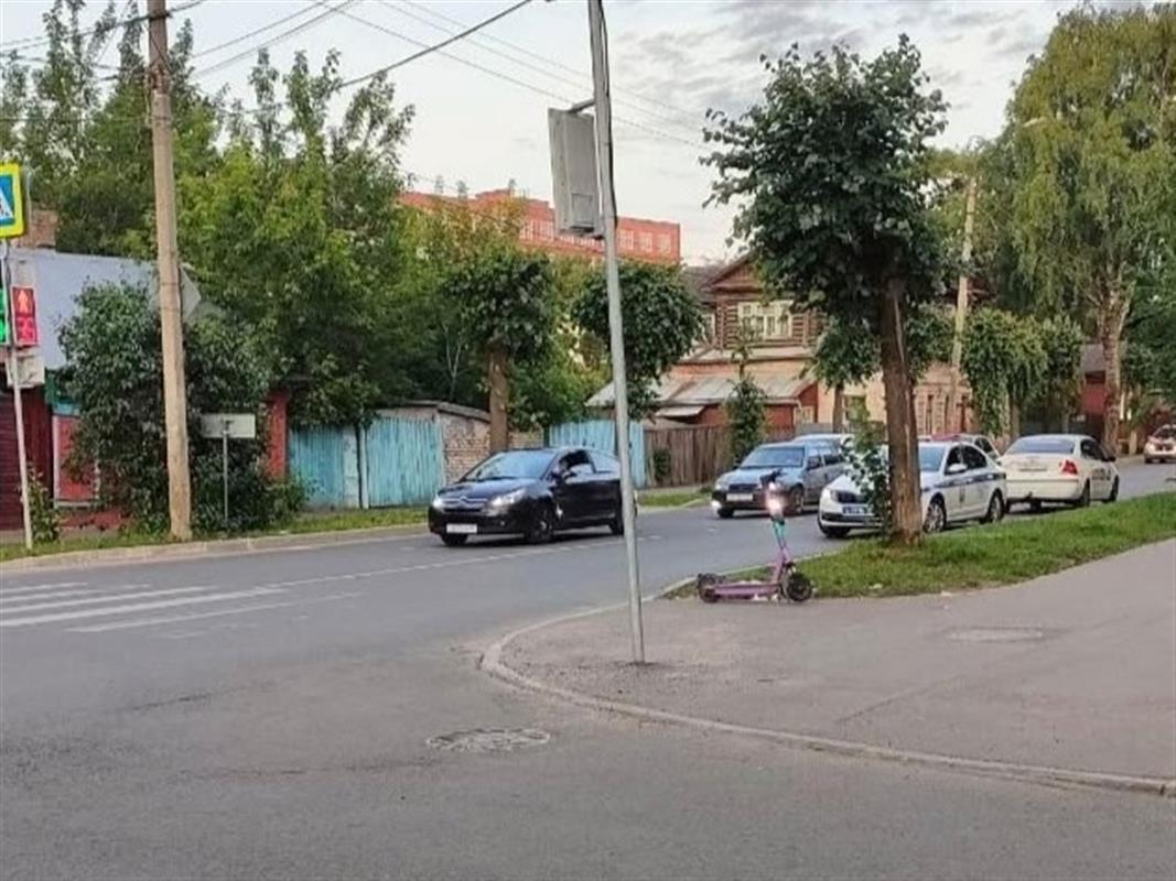 На переходе в Костроме сбили несовершеннолетнюю на электросамокате