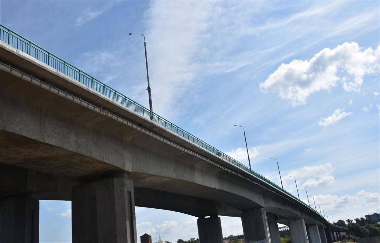 Завершить асфальтирование моста через реку Кострому должны до конца сентября

