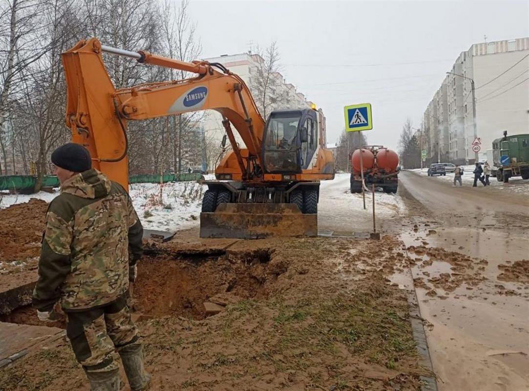 Бригады «Костромагорводоканала» ремонтируют водопровод на улице Терешковой