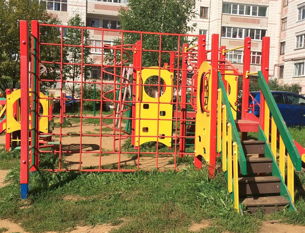 В костромских дворах приводят в порядок детские площадки. 