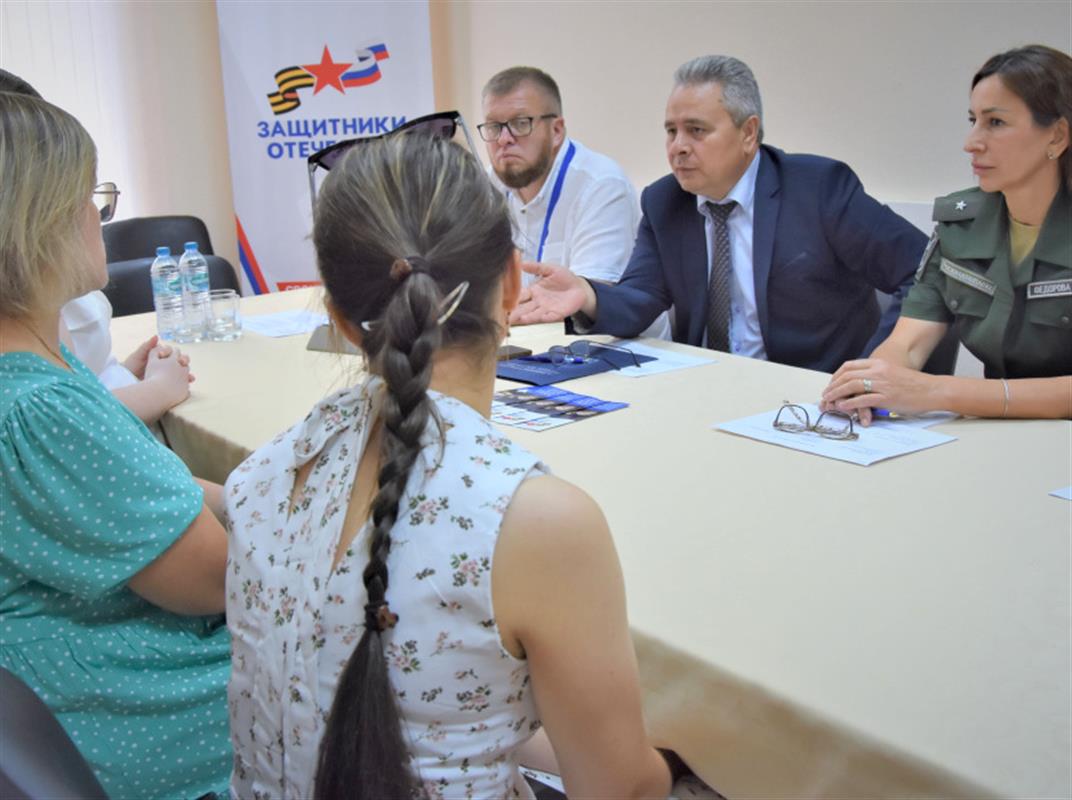 Глава Алексей Смирнов встретился с родственниками костромичей, участвующих в СВО
