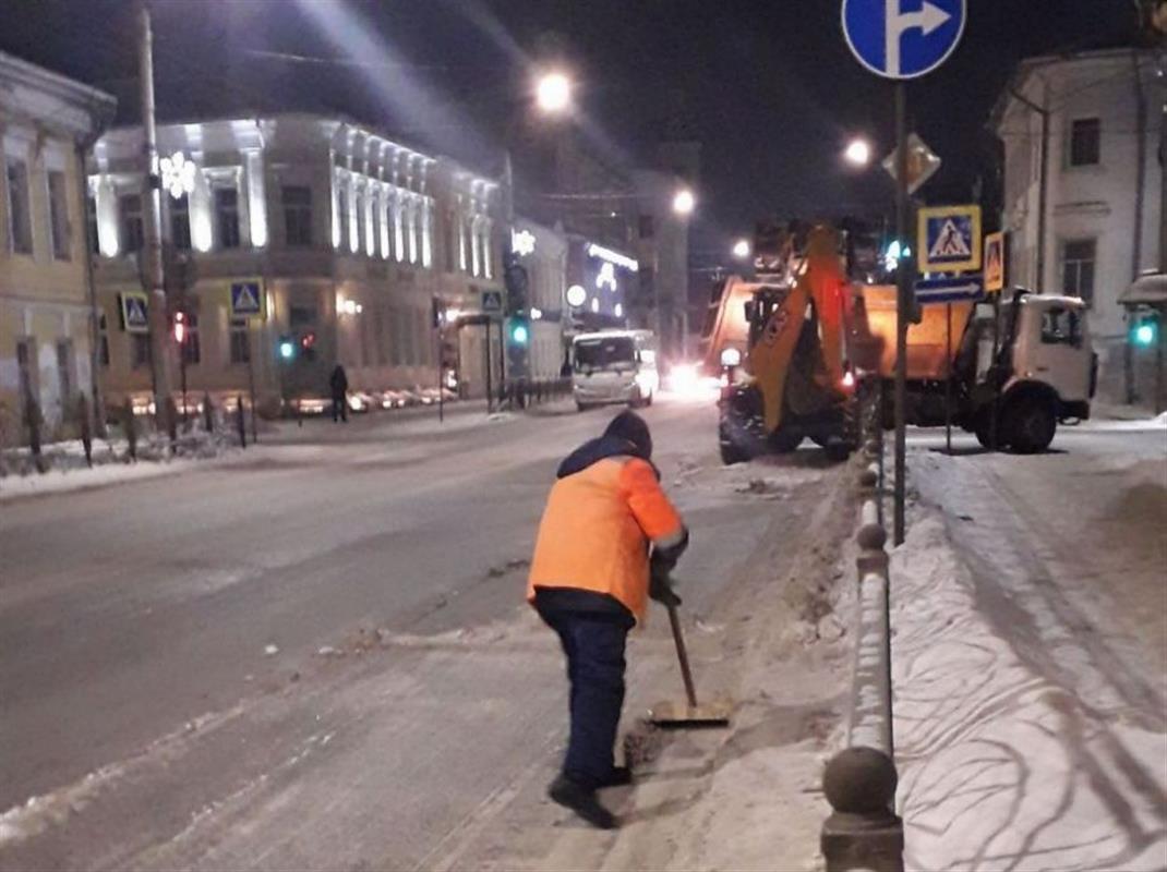 Снегоуборочные работы на дорогах Костромы ведутся круглосуточно