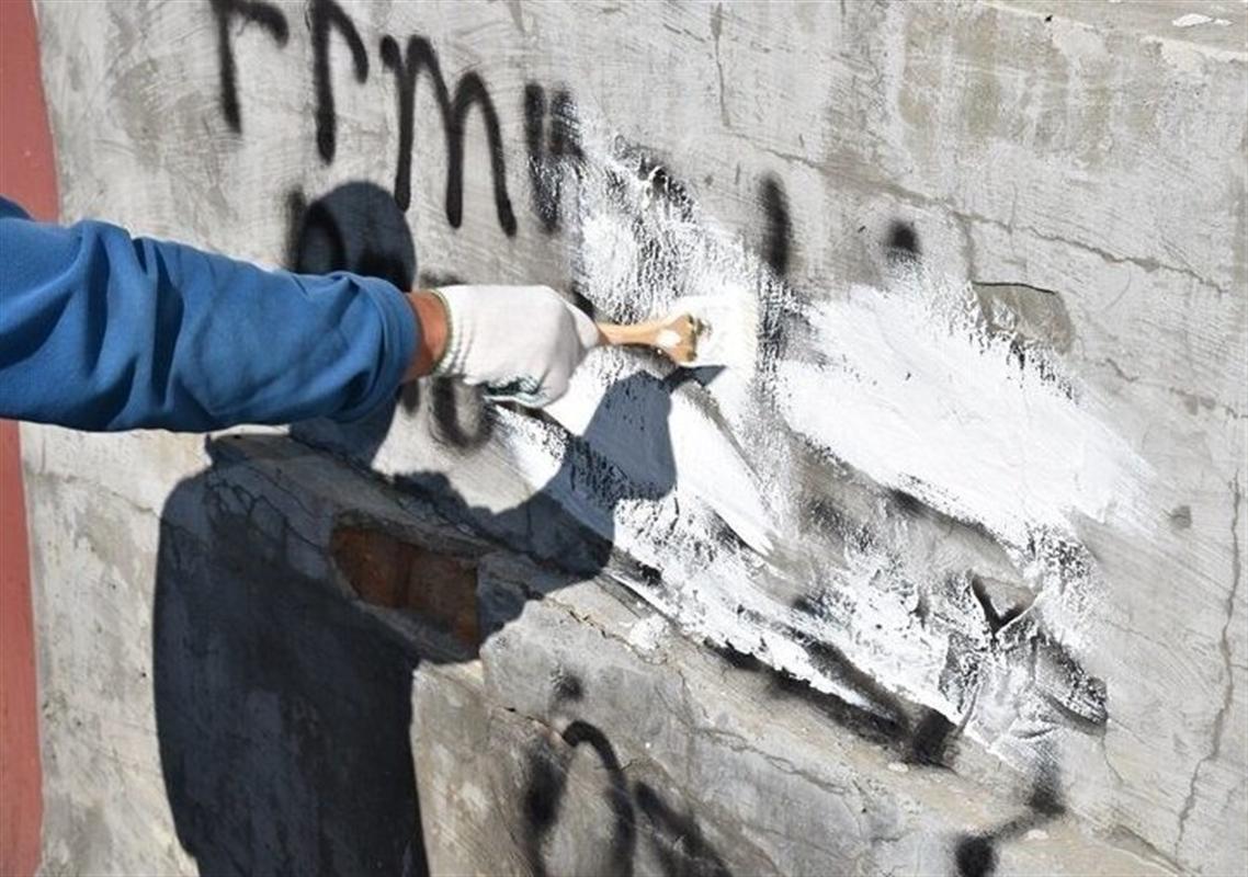 В Костроме удаляют посторонние надписи с фасадов домов