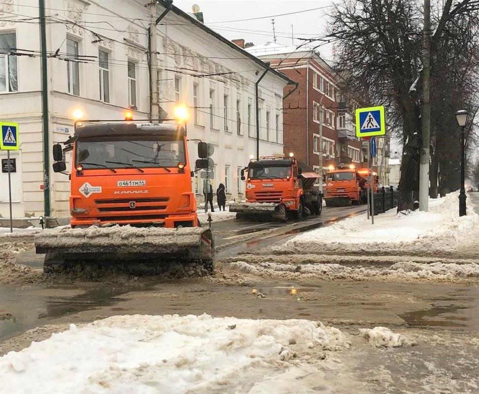 Городские службы сегодня занимаются водоотведением с дорог Костромы