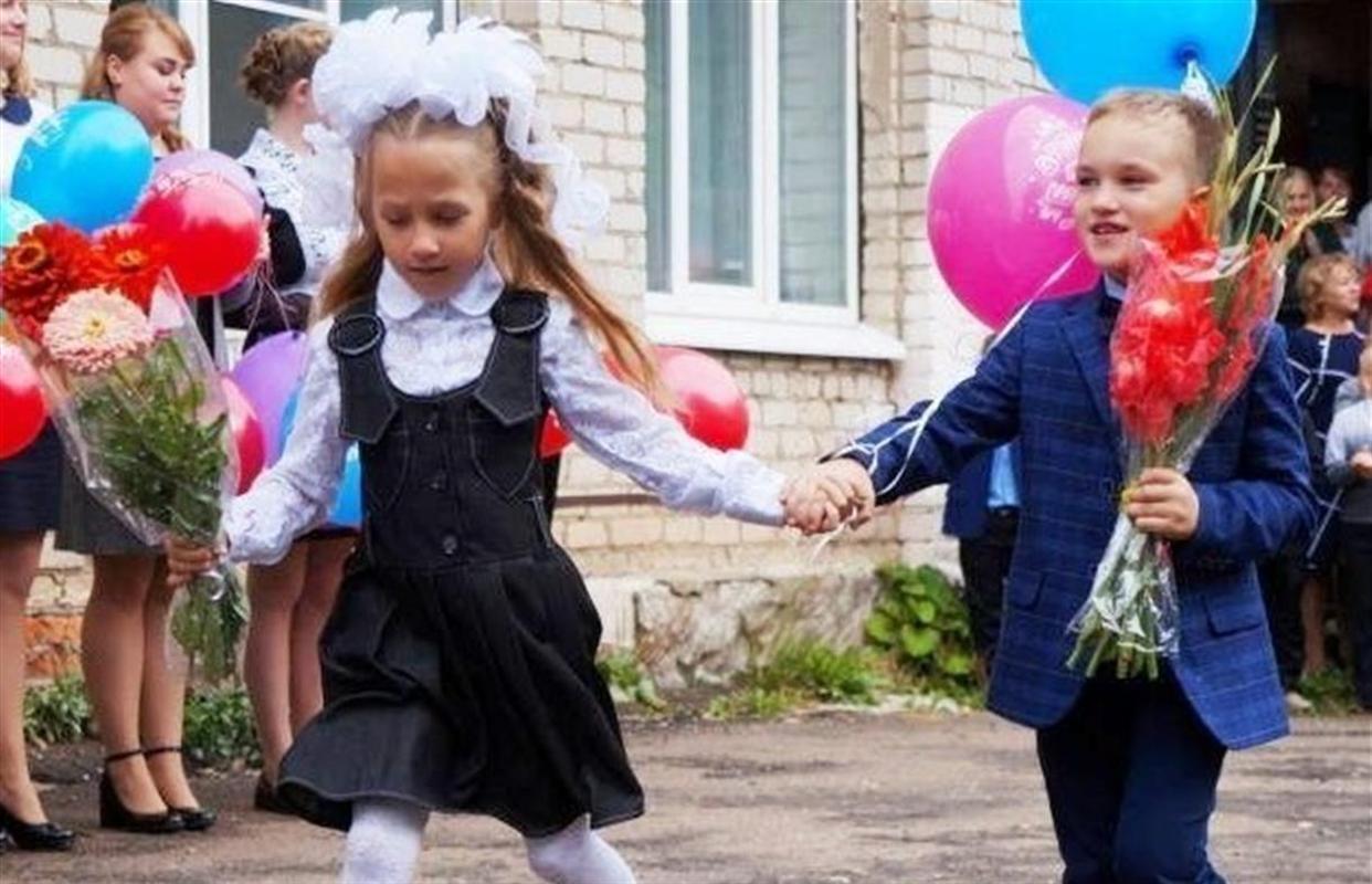 Костромские семьи начали получать выплаты на первоклассников 