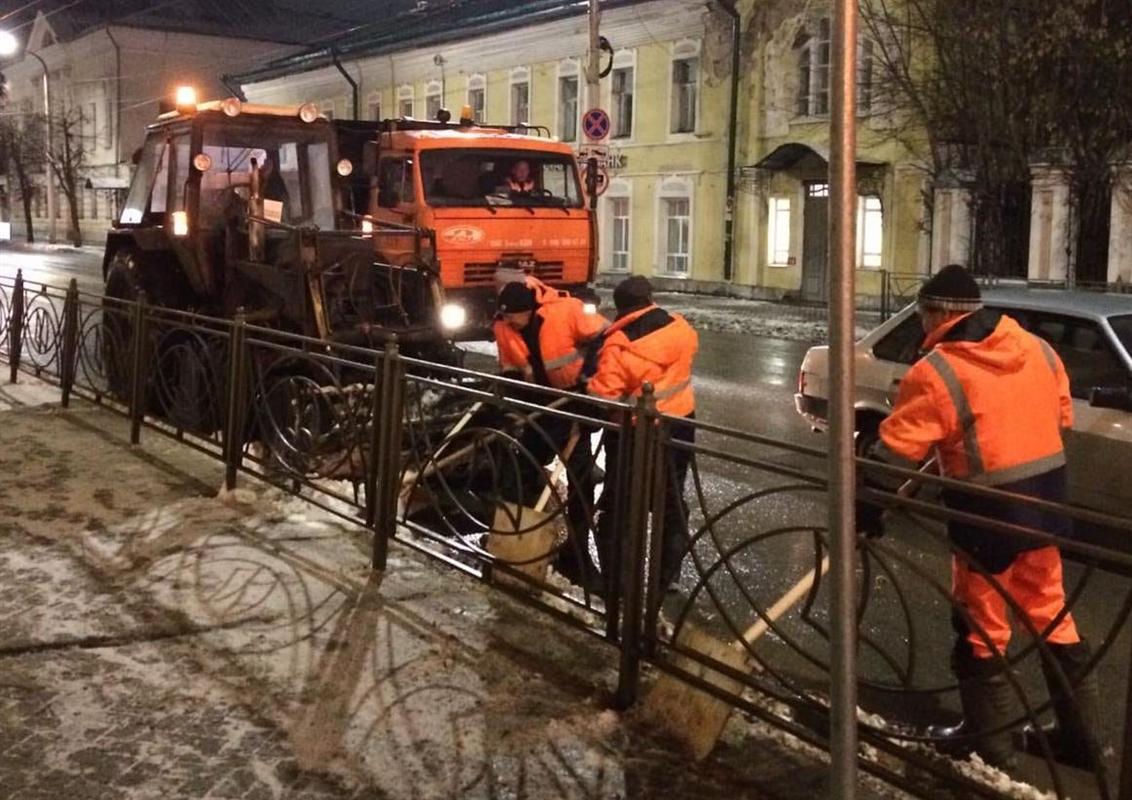 Дорожники вышли на уборку снежных заносов в Костроме 